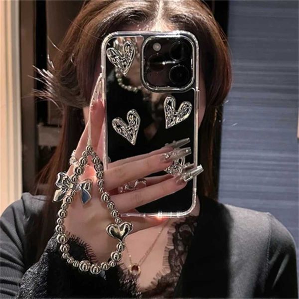 Cas de téléphones portables Élégant coréen mignon 3d Love Heart Bracelet Bracelet Téléphone pour iPhone 15 13 14 11 12 Pro max miroir silvery Cover Girl Placing Shell J240418