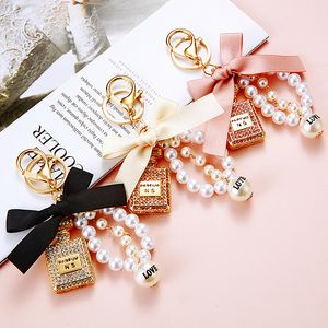 Correas para teléfono celular Encanto Perla Botella de perfume Bowknot Llavero de coche Lindo Bolso creativo Anillo colgante Anillo con incrustaciones de diamantes Accesorios para mujeres Regalo 2023