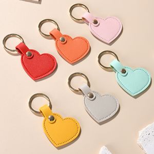 Correas para teléfono celular Encantos Llavero de amor de cuero de moda Colgante Creativo Colorido Bolso de coche Decoración Anillo en forma de corazón Accesorios para mujeres Regalo al por mayor