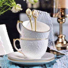 Juego de tazas y platillos de café de cerámica Tazas de té de flores de lujo con luz dorada en relieve Exquisita taza de té de la tarde de lujo con cuchara 210804