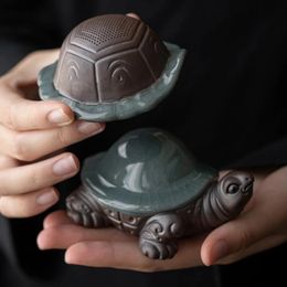 Colador de té de tortuga de arcilla púrpura de cerámica, filtro de té, adornos para mascotas, juego de té, accesorios para el hogar 240110
