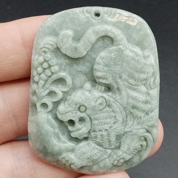 Green Green Natural Type A Jade Jadeite Scarbed Tiger Mountain Pendentif