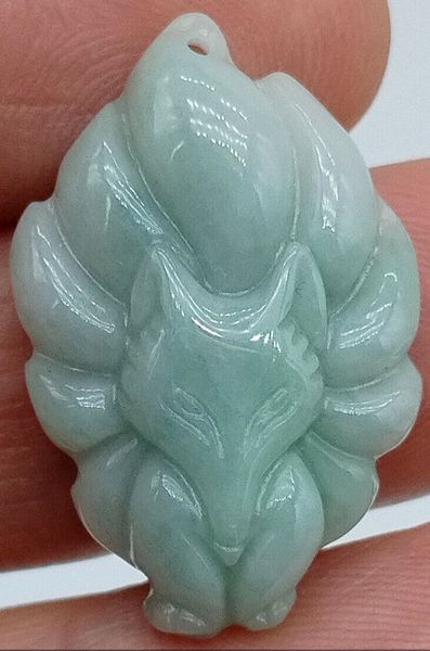 Certifié vert lavande naturel un pendentif de renard à neuf queues sculpté en jadéite de jade