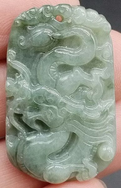 Pendentif en perles de dragon sculptées en jade vert lavande certifié de type A