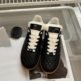 Chaux de chaussures de marque Chaussures décontractées en cuir trois couleurs en dentelle baskets plates