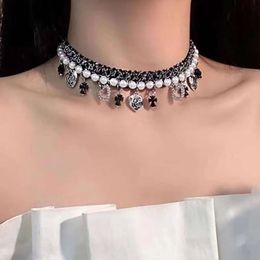 CH Designer Cross Pendant Necklace Chromes Nieuwe Black Love Pearl Women's Luxe Elegante Collar Chain Heart Sweater Lover Gift Sanskriet Fashion 2024 J7S8