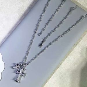 CH Designer Cross Pendant Necklace Chromes Goud vrouwelijk veelzijdige modieuze oorbellen stijl hart trui ketting minnaar cadeau sanskriet luxe mode new 2024 9s6i