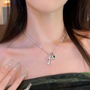 Chouchis de collier de croix de concepteur chin de zircon green challe de zircon vert femelle femelle cristal cristal bon coeur offer sanskrit mode nouveau 2024 qr84