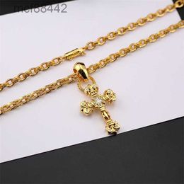 Chl Kro Classic Placing 24k Gold Flame Diamond Cross Pendant Collier Personnalized Light Luxury Charme pour hommes et femmes