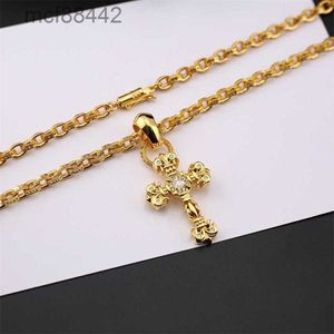 CH KRO Classic Plating 24K Gold Flame Diamond Cross Pendant ketting Gepersonaliseerde Licht Luxe charme voor mannen en vrouwen