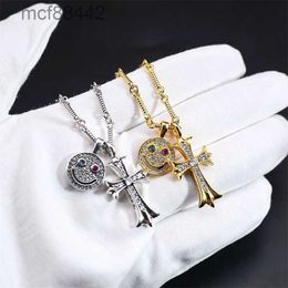 CH KROS NIEUW VOLLEDIGE DIAMAND CROSS Smiling Face ketting met gouden en zilveren sleutelbeenketen Personaliseer Licht Luxe niche -ontwerp