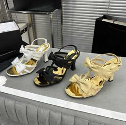 Chaanel Sandalias Canal Zapatos de flores Camelia 2023 9 cm Diseñador Sandalia C Familia Pequeña Fragancia Vestido Para Mujer Damas Bowknot Cuero Negro Blanco Marrón Zapatillas Pan