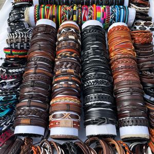 Chaîne 30PCSPack En Gros En Vrac Lots Mélanger Styles Tressé Ethinc Tribal En Cuir Manchette Bracelets Hommes Femmes Bijoux Cadeaux De Fête MX4 230511