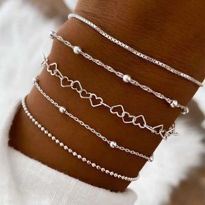 Ketting 5 stuks / set nieuwe zilveren meerlaagse in elkaar grijpende hartvormige armbanden retro armbanden dames prachtige mode-sieraden huwelijksgeschenken Q240401