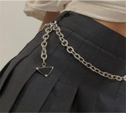 Cinturón de cadena para mujer Diseñador Cinturones de lujo Enlaces triangulares Accesorios de vestir para mujer Cadenas de plata Pretina Mujer Letra Belt1454030