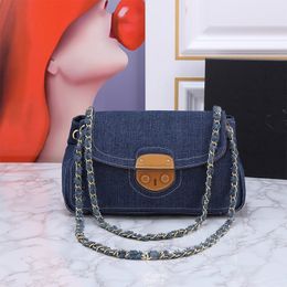 Bolso de mezclilla con cadena Bolso de hombro con tapa Hardware de cuero artificial Hebilla Letra Cremallera Bolsillo interior Bolsas de locomotora de cáñamo Doble asa de alta capacidad