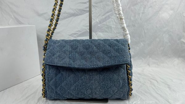 Le sac fourre-tout en denim à chaîne peut être facilement manipulé avec n'importe quelle combinaison, discret, texturé et spacieux