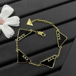 Designer de chaîne Bracelet de créateur classique triangle inversé design mode bijoux simples de haute qualité sans perte de couleur matériau non allergique BSOM