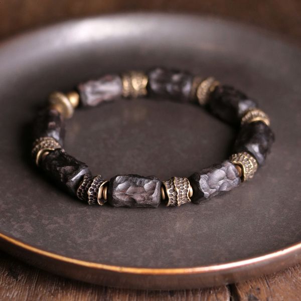 Bracelet en ébène de bande traité à la main de la chaîne Faire du vieux cuivre martelé Texture concave convexe Bijoux en bois noir Hommes Femmes Bracelet individuel 230710