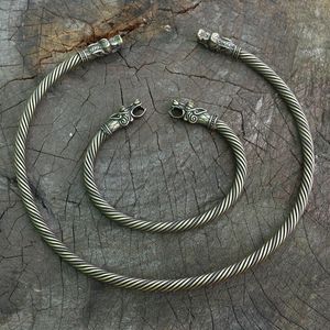 Chaîne lanseis 1pcs bracelet loup viking Tête de loup viking Fenrir Torc Neck Ring Ragnar Handmade Heavy Twisted Brass Wire Pagan Norse 230518