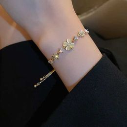 Chaîne Luxury Aaa Zircon Opal Clover Bracelet Ajustement pour femmes Bracelet de couleur de couleur or de la mode Sparkling Gold Gift