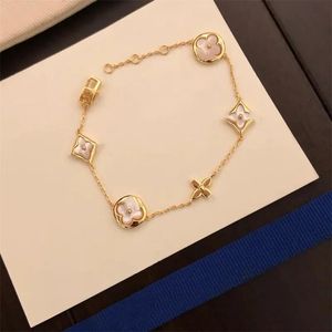 Chaîne Luxury Ladies Design de chaîne Bracelet pour femmes uniques quatre pétales en notoriété blanche Bracelet Gold Bracelet Designer pour WO