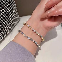 Chaîne New Korean Shiny Bracelets Cubic Zirconia Cubic Zirconia pour une femme luxueuse exquise Crystal perle Chaîne Femmes Bijoux de mariage Cadeau