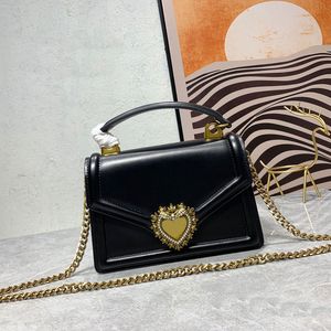 Bolsos de hombro con cadena Bolsos cruzados Bolso de mensajero para mujer Cartera de calidad Mango de piel de becerro superior Chapado en corazón Latón vintage Metal con tapa frontal