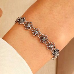 Chaîne Wanzhi Nouveau bracelet à fleurs creux rétro pour les femmes conception créative plante métallienne à la mode bijoux Y240420