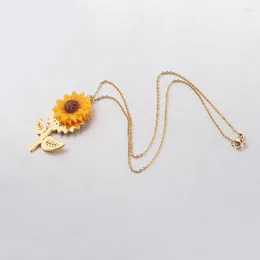 Cadenas 10% de descuento en resina Collar de flores de sol Colgante de girasol de acero inoxidable Joyería de regalo de personalidad para mujeres 10 unid / lote