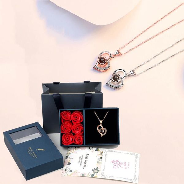 Chaines 100 langues Je t'aime Collier avec 6 roses Boîte-cadeau de luxe pour petite amie 2024 Valentin présente Fashion Romantic Jewelry