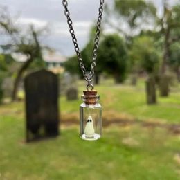 Chaines 1pc Glow Ghost Pendant minuscule dans un collier de bouteille Collier de charme de charme noctilucent bijourie Halloween cadeau