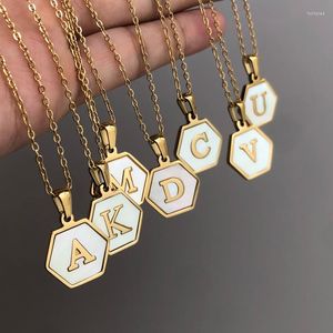 Chaînes 2022 acier inoxydable hexagone lettre initiale colliers or 26 lettres coquille blanche pendentifs à breloque bijoux pour femmes