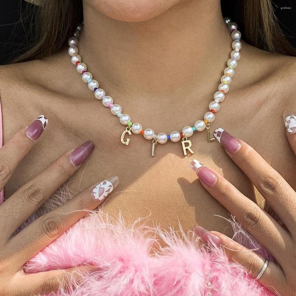Chaînes 2023 mode Imitation perle chaîne collier femmes coloré tour de cou bijoux à la mode plaqué or Alphabet pendentif Simple