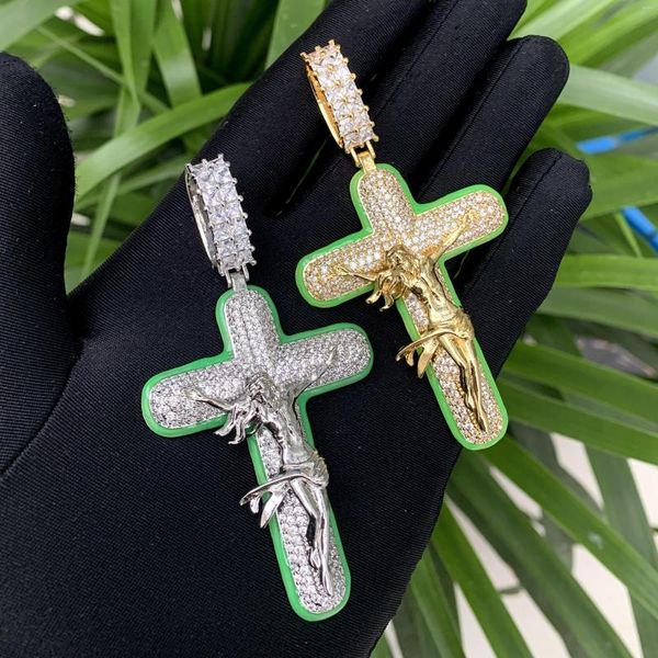 Chaînes 2023 Iced Out Bling Full Pavé 5A Cubic Zirconia CZ Vert Émail Lumineux Hip Hop Hommes Garçon Jésus Croix Pendentif Colliers Bijoux