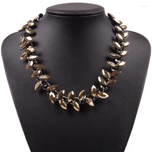 Chaînes 2023 dernier modèle marque de mode conception noir chaîne bavoir collier ras du cou pour les femmes alliage perle métal bijoux