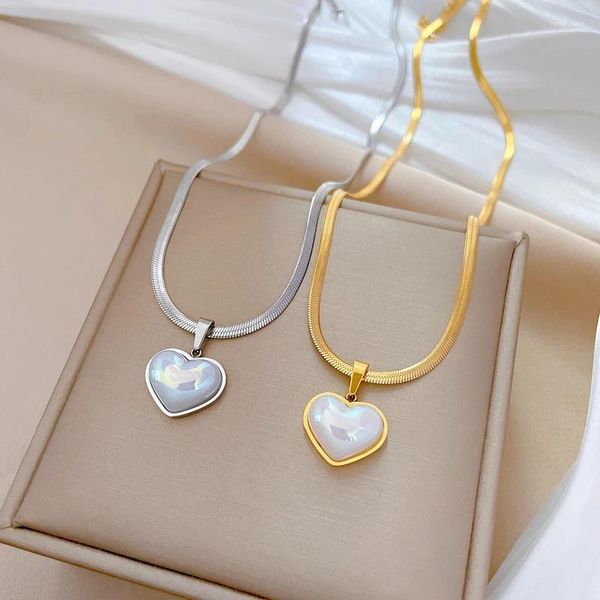 Chaines 2024 Luxury Pearl Heart Pendant Colliers Ladies Girl Simple Blanc Love Collier élégant pour femmes Bijoux Couple