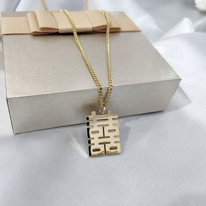 Cadenas 22 estilo chino clásico palabra feliz collar femenino titanio acero chapado 18K hueco largo colgante chica regalo especial