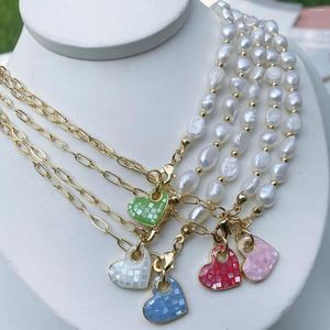 Chaînes 5pcs à la mode en forme de coeur coloré pendentif en coquille d'ormeau avec collier en laiton perle plaqué or bijoux pour dames