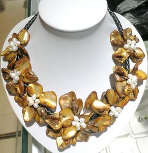 Chaînes 7 Fleurs Marron Bijoux Classiques Blanc Perle Naturelle À La Main Coquillage Pendentif Femmes Collier 45cm 18 ''