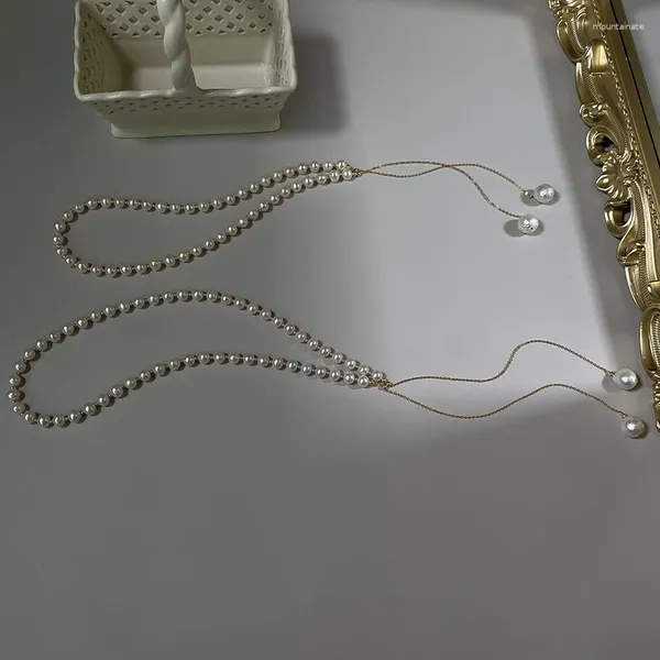 Chaînes un collier de perles avec un bel éclat. Il a un éclat métallique et une texture de haute qualité VNN78