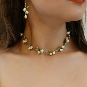 Cadenas AENSOA Personalidad Collar de hojas florales blancas Aleación de moda Esmalte Lily Valley Gargantilla de color dorado para mujeres de alta calidad