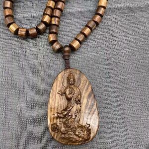 Collier avec pendentif Guanyin en bois d'agar pour garder le texte en bois sûr et de bon augure pour les femmes