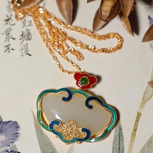 Chaînes Antique Gold Craft Naturel Un Jade Blanc Classique Ruyi Émail Pendentif Collier Rétro Style Chinois Bijoux Pour Femmes