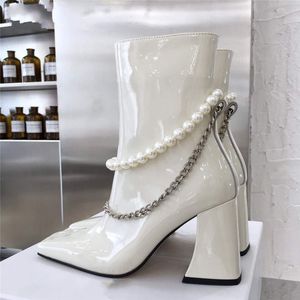 Chaines Boots blancs noirs pour motard femmes Toe Toe Patent Cuir Femelle Bottises de mode de soirée Boot de fête 604 CB950