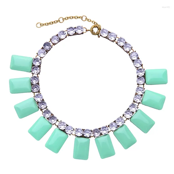 Cadenas precio a granel Vintage antiguo Color oro collares brillantes blanco verde piedra gargantilla corta Collar para mujer suéter