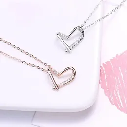 Chaînes Collier en forme de cœur Selon Silver Color Wire Love Clavicule Femelle Chaîne courte petite pure et frais