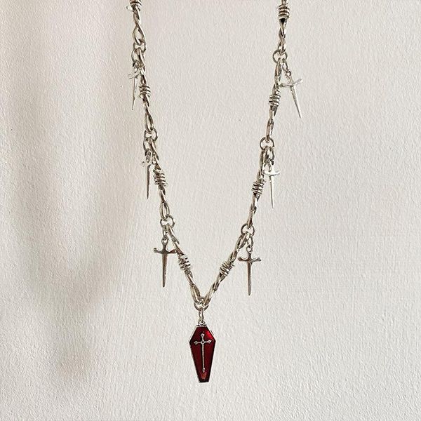 Cadenas Girl Cool Gothic Vampire Cross Red Affin Collares Collares para mujeres Vintage Sword Thorn Chain Party Jewelry al por mayor