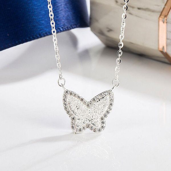 Chaînes Cool Style S925 Sterling Silver Miniature Incrusté Papillon Collier Lumière Danse Cadeau D'anniversaire Des Femmes