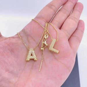 Cadenas Custom Dainty Dangle 18K Chapado en oro Pave CZ Hecho a mano Pequeña letra linda inicial Collares pendientes Regalo para mamá